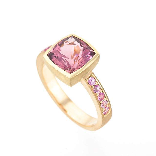 tourmaline et saphirs sur or jaune sablé